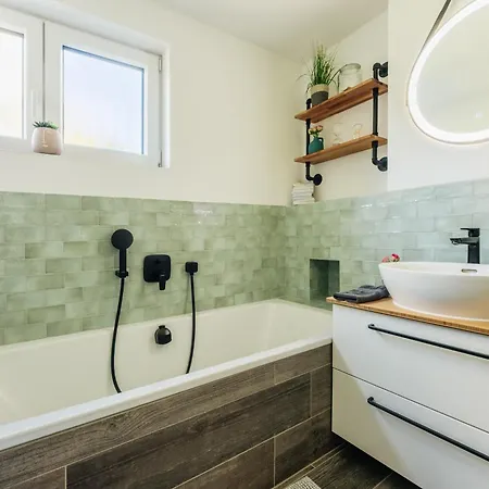 Townhouse Am Kurpark - Ferienhaus, 2 Schlafzimmer, Arcade, Wallbox, Inklusive Waesche *